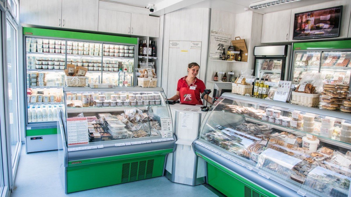 V našich predajniach nájdete najširší sortiment poctivých potravín bez „E-čok“, konzervantov a bez GMO priamo zo slovenských fariem.