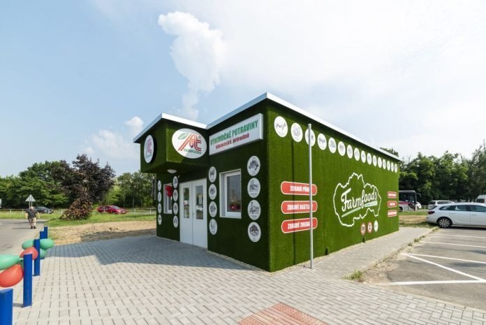 Samoobslužná predajňa FARMFOODS, ktorá ponúka najširší sortiment výnimočných potravín FARMFOODS zo slovenských polí, maštalí a moderných výrobných prevádzok.