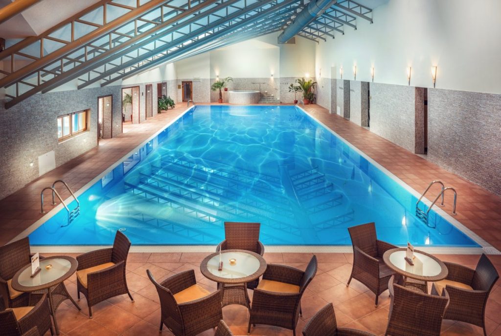 Predstavte si, že vás od svahu a izby delí len niekoľko minút chôdze hotelovými chodbami. Pred hotelom si stačí obuť lyžiarky do lyží a vychutnať si pocit slobody, ktorý zažívajú len lyžiari a snowboardisti na dokonale upravených svahoch. Skúsení si môžu užiť viac ako 50 kilometrov zjazdoviek na severnej a južnej strane Chopku. Ten ponúka dychberúce výhľady na Liptovskú Maru, ale aj Západné a Vysoké Tatry s dominantou Kriváňa.