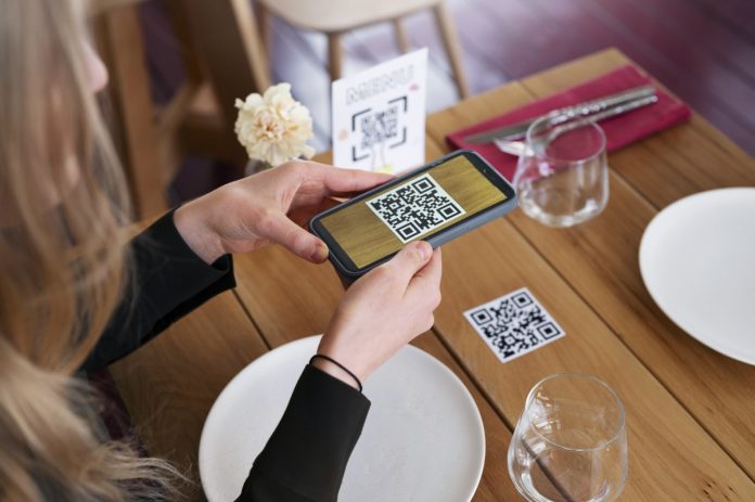 Elektronické menu: Efektívnejšia obsluha alebo strata kontaktu so zákazníkom?