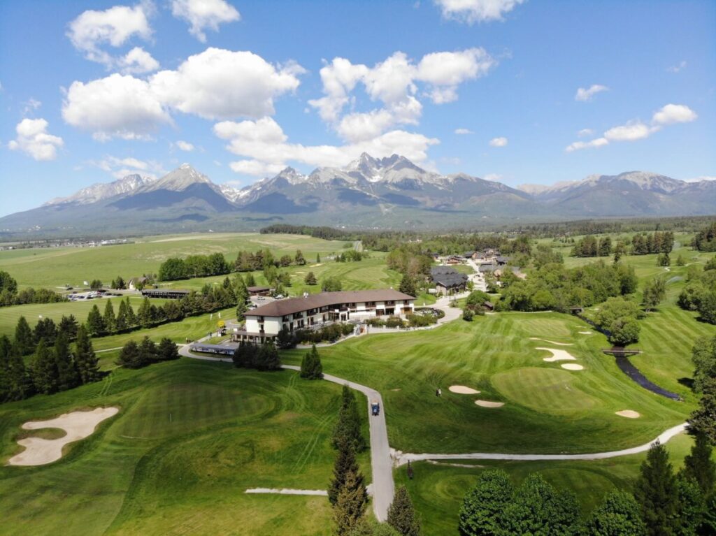 Kde sa ranná hmla dvíha nad fairway a príroda hrá prvé husle